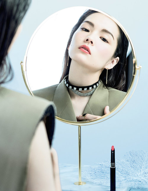 Vogue-Japan-x-Cle-de-Peau-Beaute-Mar-2018-Kozue-Akimoto-by-Jingna-Zhang2