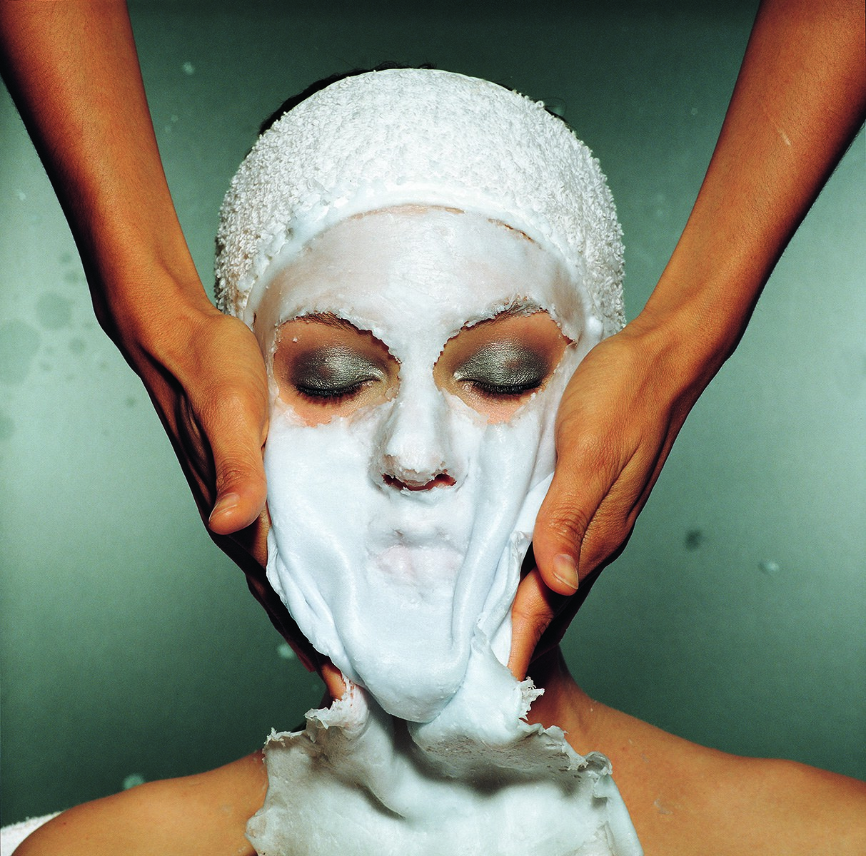 img-holdingfacials_123139284827-1.jpg